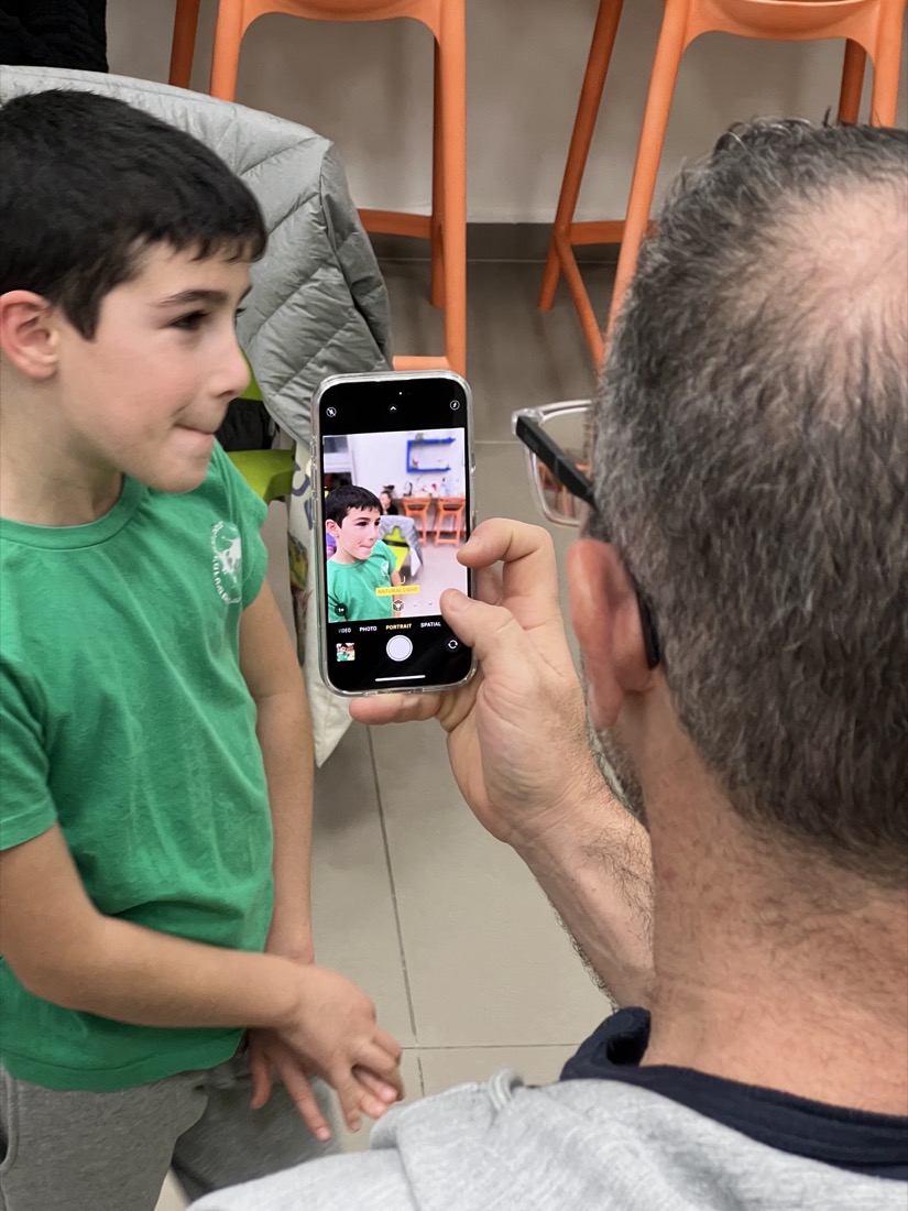 הורה וילד יוצרים תמונה משותפת