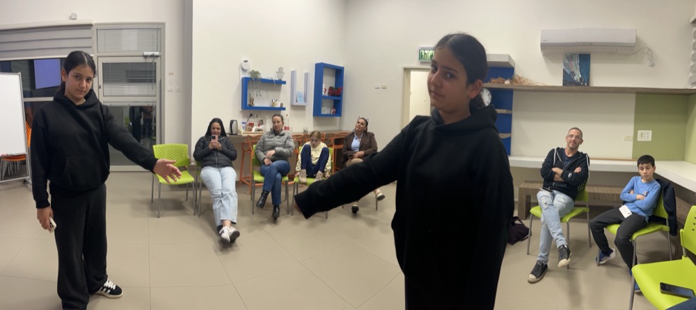 ילד מצלם בטלפון